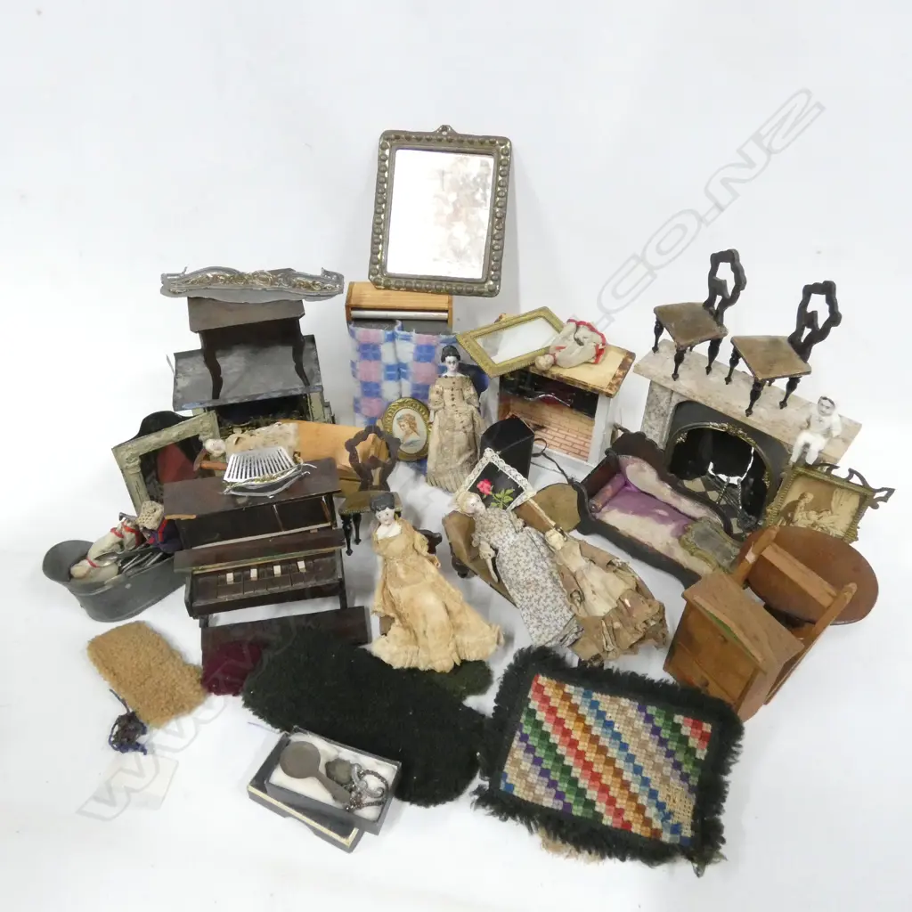 GOOD BOX LOT QUALITY DOLLS HOUSE FURNITURE INCL. FIRE PLACES & FIRE TOOLS /PORCELAIN PEOPLE /TABLES /CHAIRS /MIRRORS ETC Image 1++